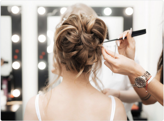 50% DE RÉDUCTION SUR LA PRESTATION DE CHIGNON POUR MARIAGE SUR DEVIS CHEZ MELAKY COSMO